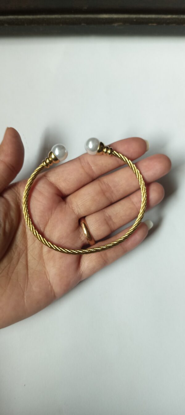 Gold Twister with pearl - Image 3